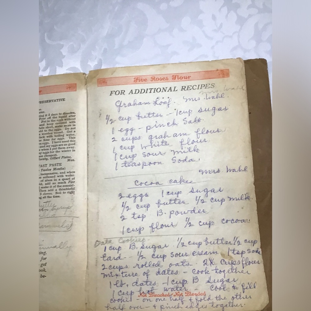 VINTAGE FIVE ROSES COOKBOOK - Picture 10 of 16